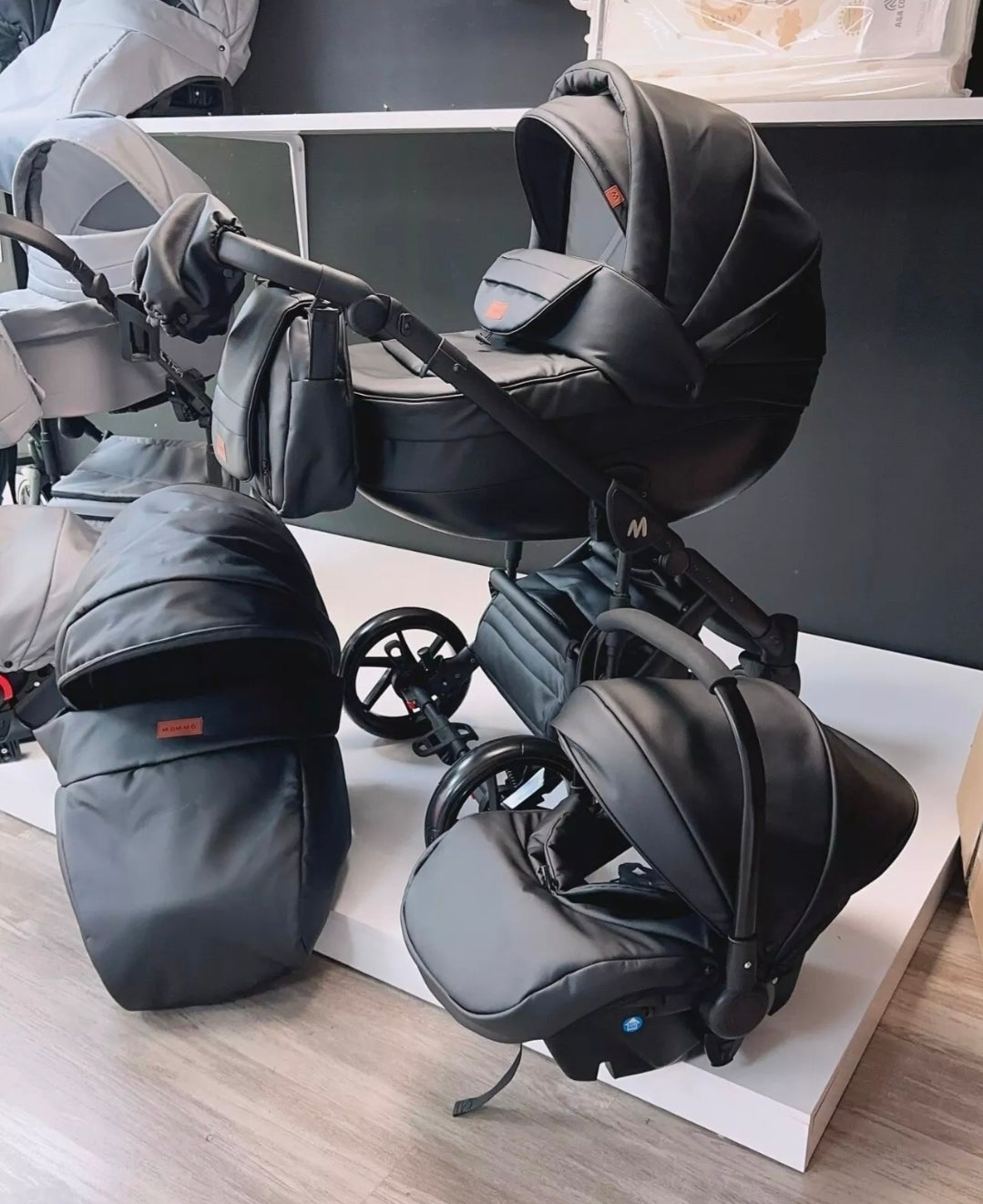MOMMO AAA Kinderwagen 3 in 1 Öko-Leder – Cosmo I-Size-Sitz